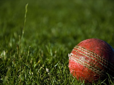 篮球运动员在比赛中飞身封盖对手投篮的防守画面