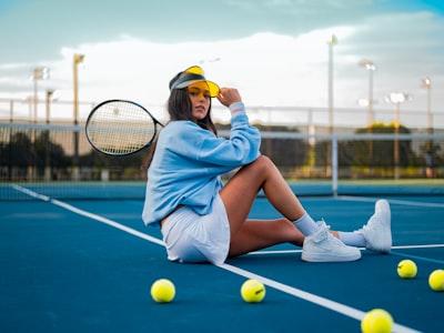 网球运动员在草地上奋力救球的精彩瞬间