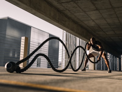 足球运动员进球后与队友激情庆祝的瞬间